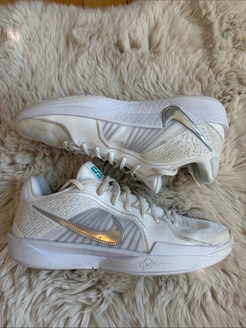 Nike Women's White Athletic Sneakers with Silver Swoosh Size: 10